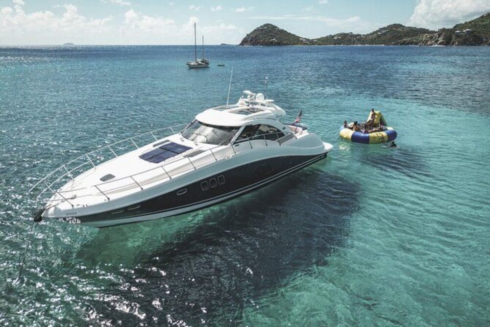 With a 360-degree cockpit and well-appointed furnishings, she is a perfect Yacht - Imagen 6