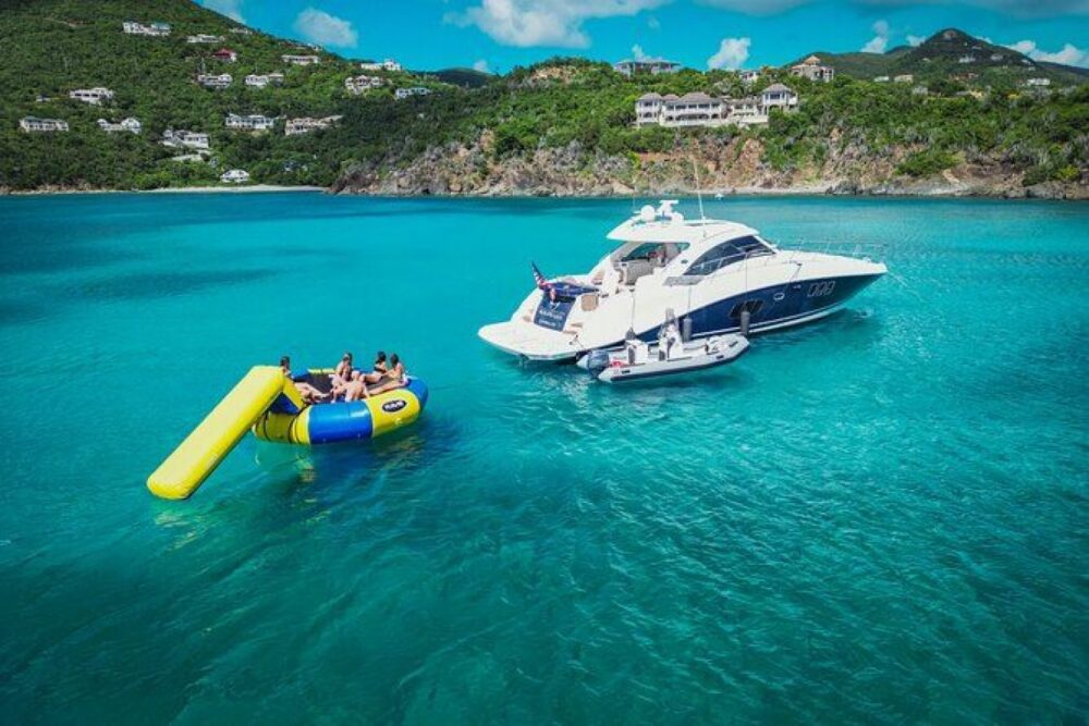 With a 360-degree cockpit and well-appointed furnishings, she is a perfect Yacht - Imagen 5