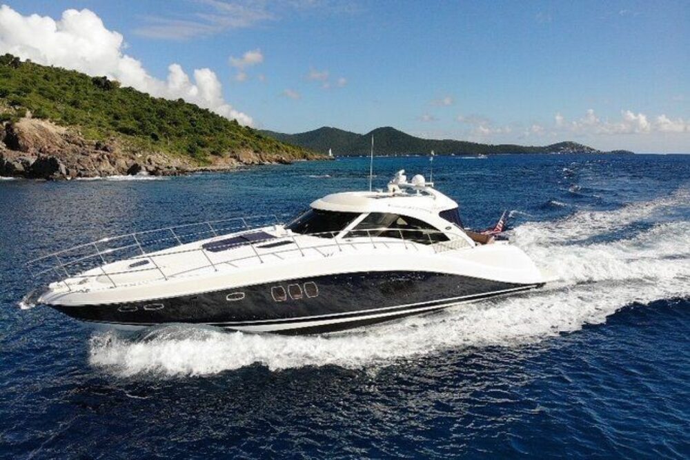 With a 360-degree cockpit and well-appointed furnishings, she is a perfect Yacht - Imagen 4