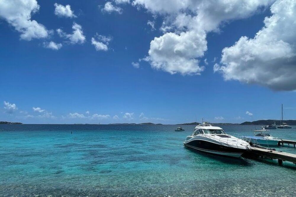 With a 360-degree cockpit and well-appointed furnishings, she is a perfect Yacht - Imagen 3