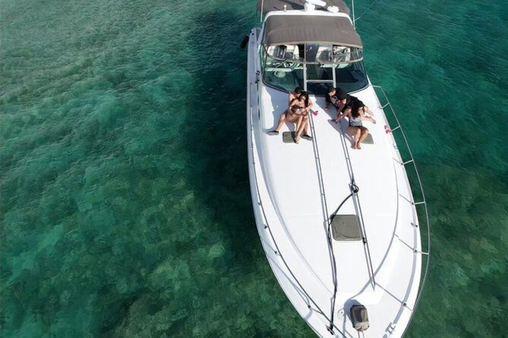 We will cruise privately to the island with best conditions. - Imagen 5