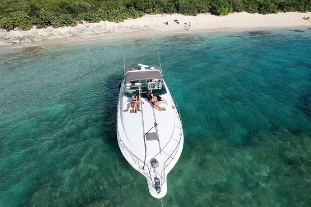We will cruise privately to the island with best conditions. - Imagen 2