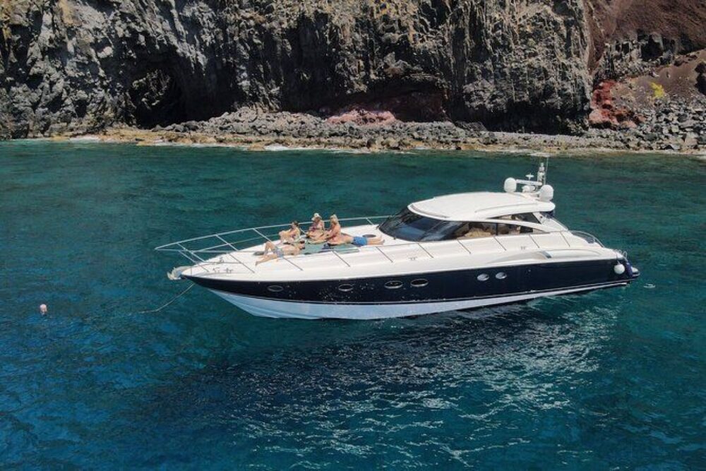 This luxury yacht in Madeira gives you the opportunity to enjoy the island !