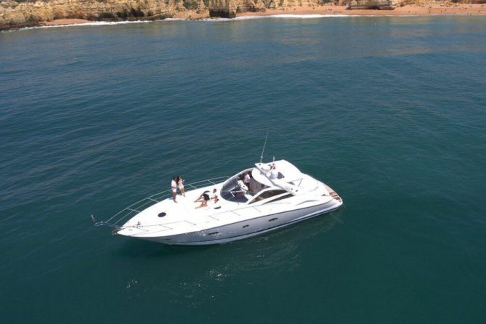 The Algarve shoreline is home to hidden coves and peaceful bays - Imagen 8