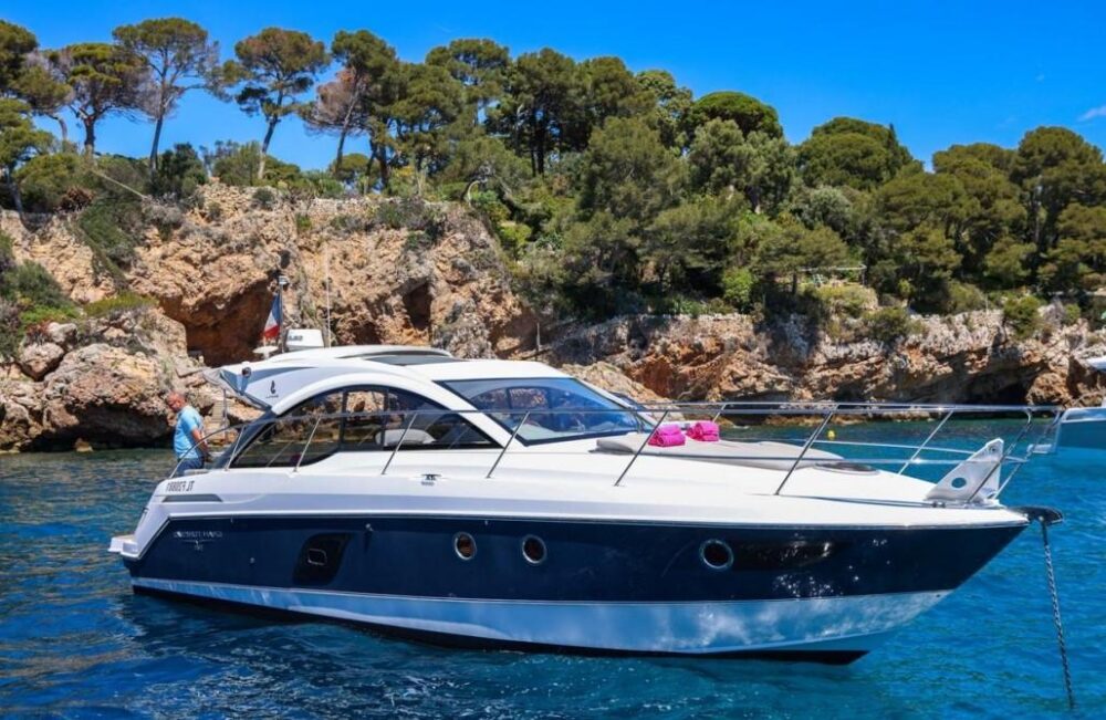 Beneteau Gran Turismo 38 Grey Motor Yacht Rental in Cote d'Azur, France - Imagen 7