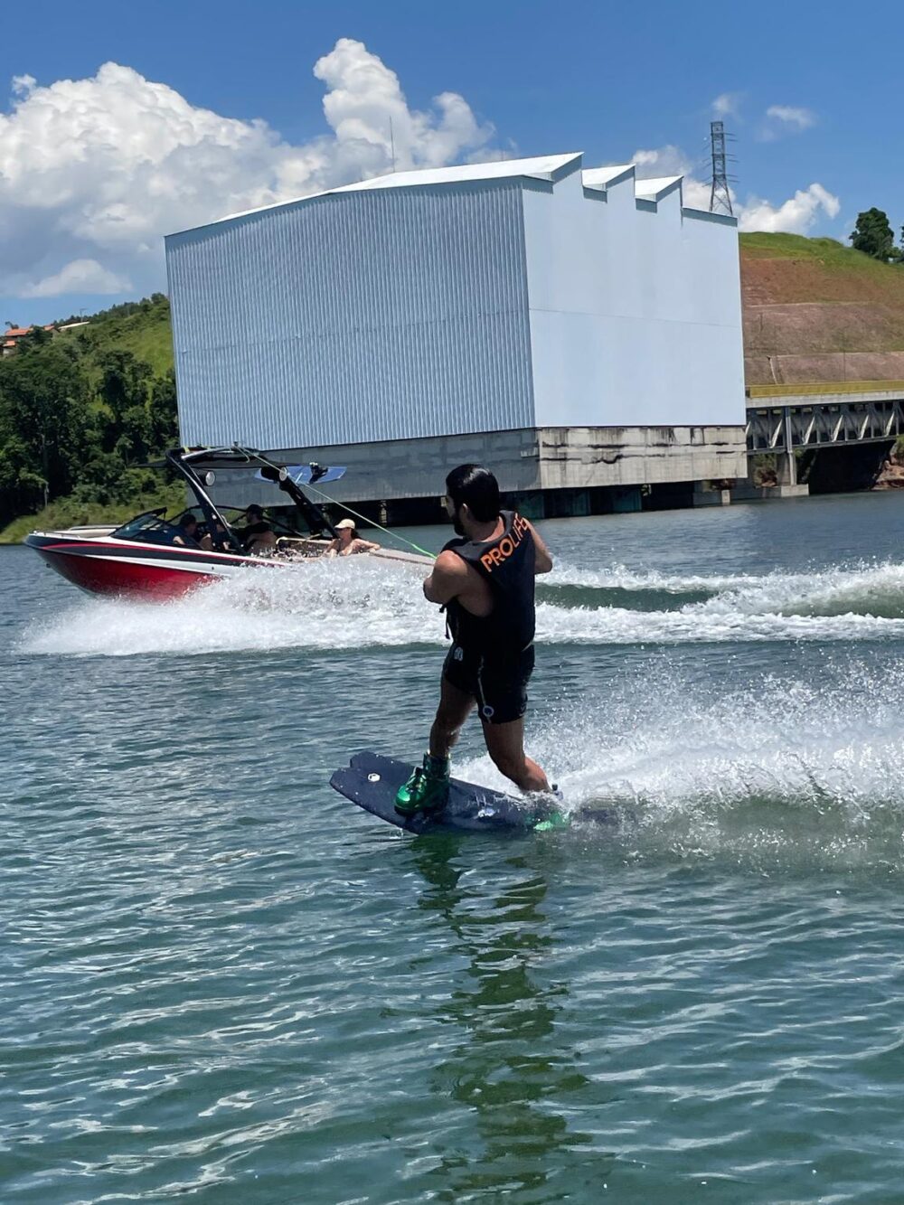 21,5 Wakeboard Boat with wakeboard lessons included - Image 8