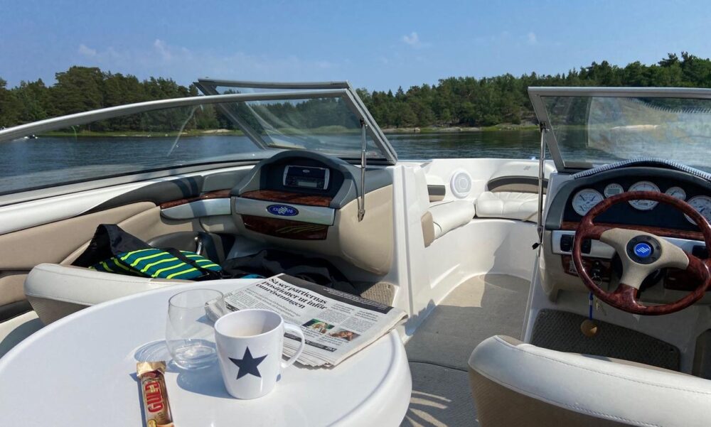 Four Winns 190 Horizon bow-rider Rental in Stockholm, Sweden - Image 2