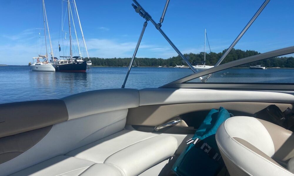 Four Winns 190 Horizon bow-rider Rental in Stockholm, Sweden - Image 3