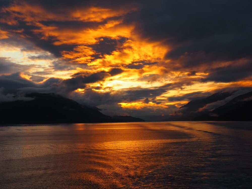 Charter the 92ft Hatteras Yacht in Vancouver for Exclusive Luxury Adventures - Image 2