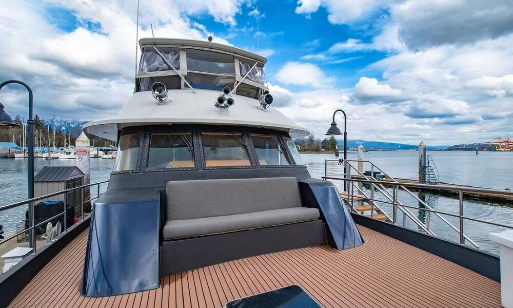 Charter the 92ft Hatteras Yacht in Vancouver for Exclusive Luxury Adventures - Image 13