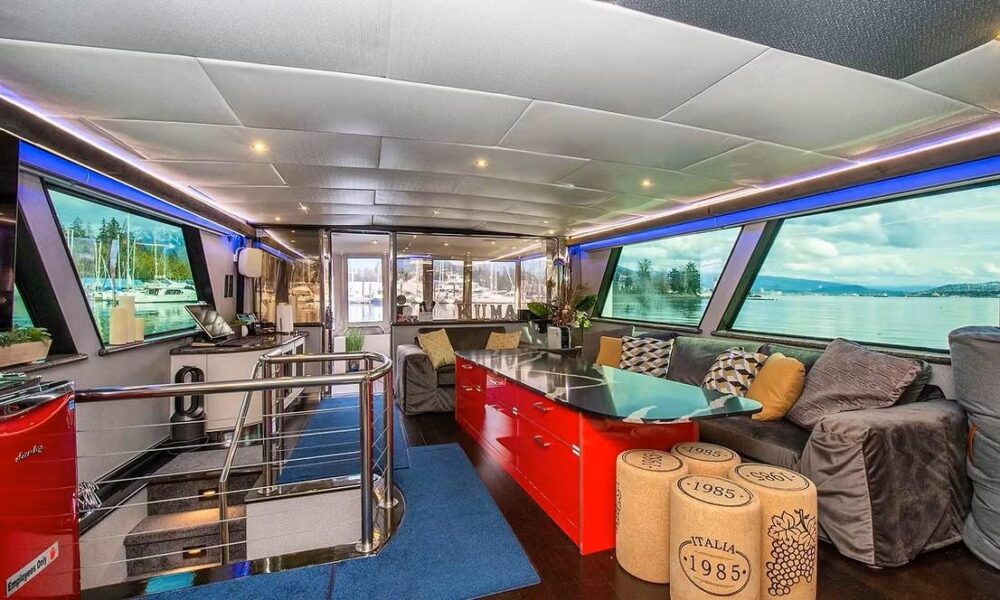 Charter the 92ft Hatteras Yacht in Vancouver for Exclusive Luxury Adventures - Image 12