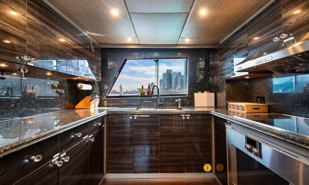 Charter the 92ft Hatteras Yacht in Vancouver for Exclusive Luxury Adventures - Image 11