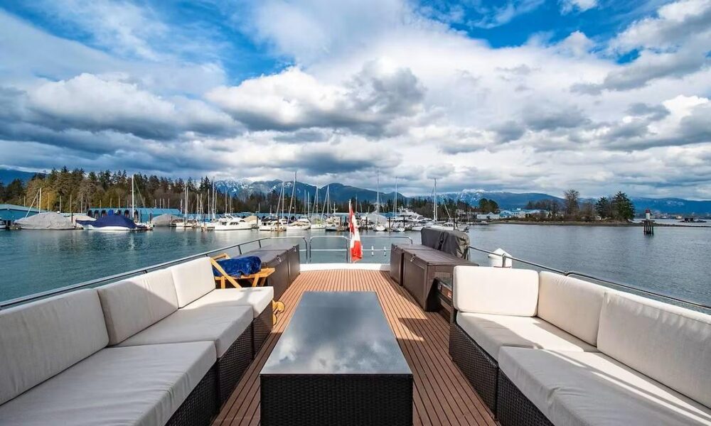 Charter the 92ft Hatteras Yacht in Vancouver for Exclusive Luxury Adventures - Image 10