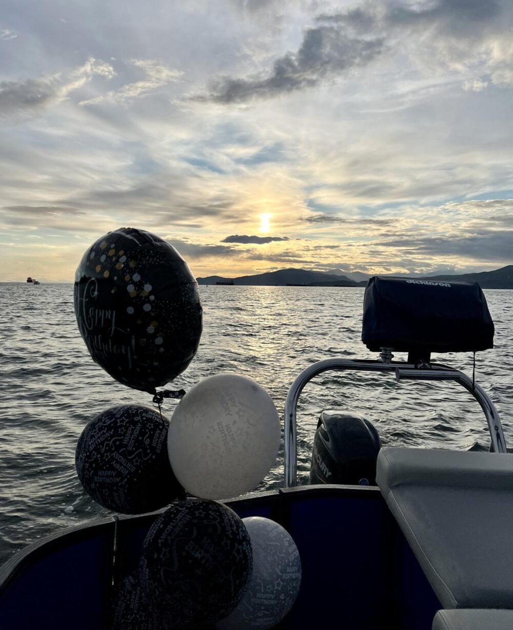 Vancouver BBQ Boat Rental - Luxury 8-Person Party Pontoon Experience in False Creek - Imagen 10