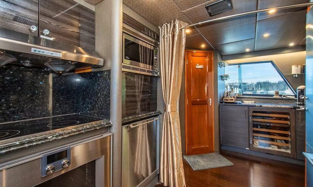Charter the 92ft Hatteras Yacht in Vancouver for Exclusive Luxury Adventures - Image 9