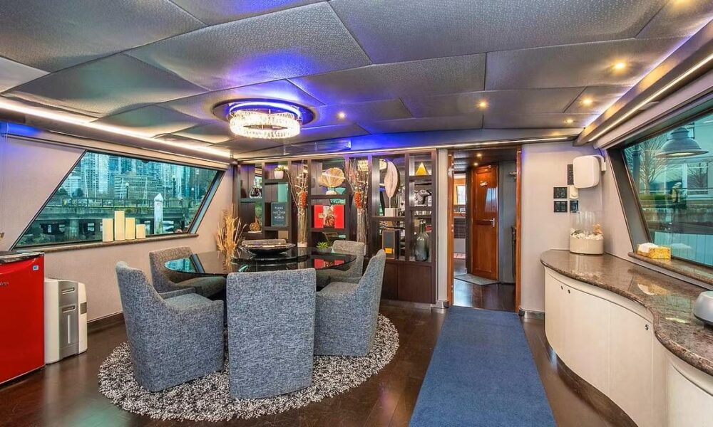 Charter the 92ft Hatteras Yacht in Vancouver for Exclusive Luxury Adventures - Image 8