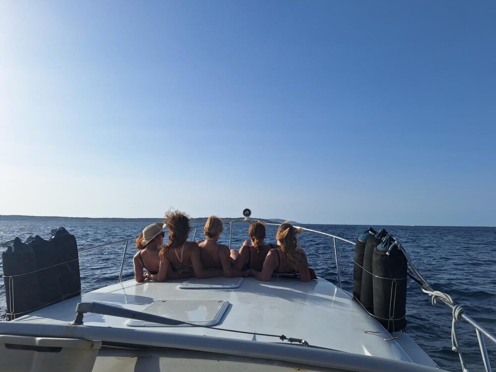 Private Day Trip - Air-Conditioned Cabin Cruiser - Fun, Stylish, Comfortable - Image 16