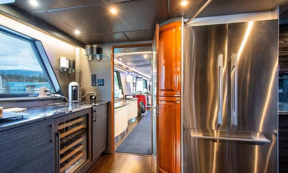 Charter the 92ft Hatteras Yacht in Vancouver for Exclusive Luxury Adventures - Image 7