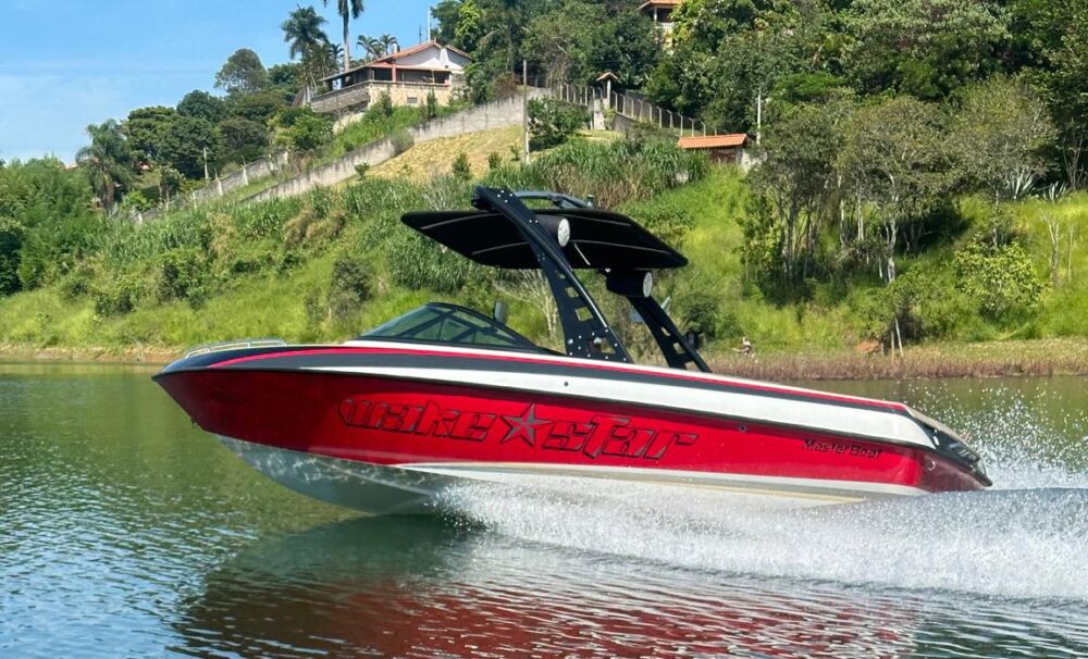 21,5 Wakeboard Boat with wakeboard lessons included - Image 7