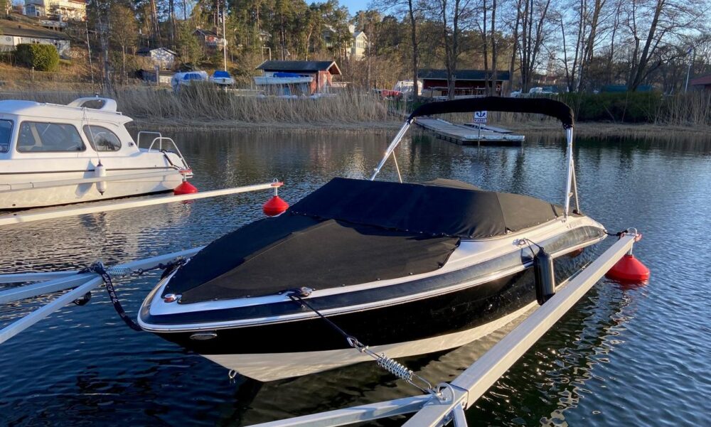 Four Winns 190 Horizon bow-rider Rental in Stockholm, Sweden - Image 11