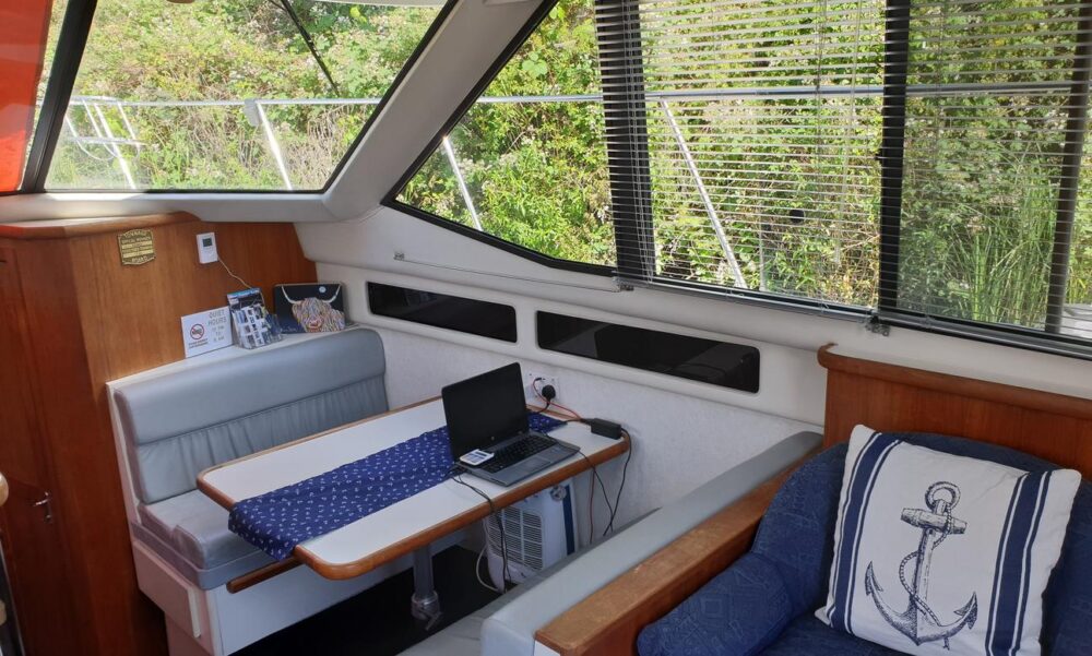 Smart motor cruiser perfect for up to 12 passengers near Staines - Imagen 5