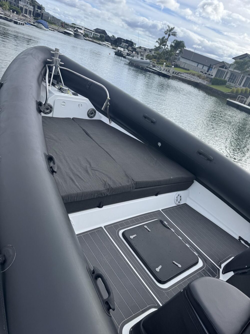 Explore in Style on a 45ft Record-Holding Powerboat - Image 6