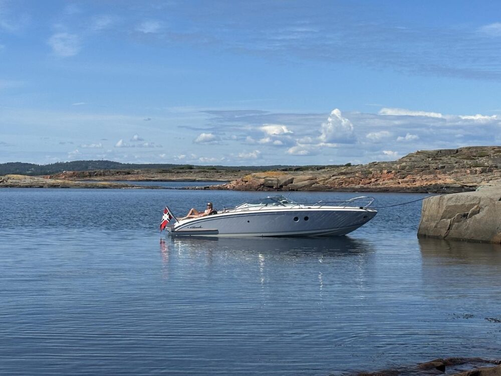 Cormate 27ft Motor Yacht for 7 people available in Oslo - Image 3