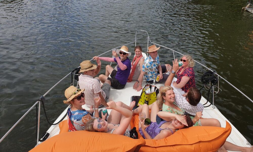 Smart motor cruiser perfect for up to 12 passengers near Staines - Imagen 4