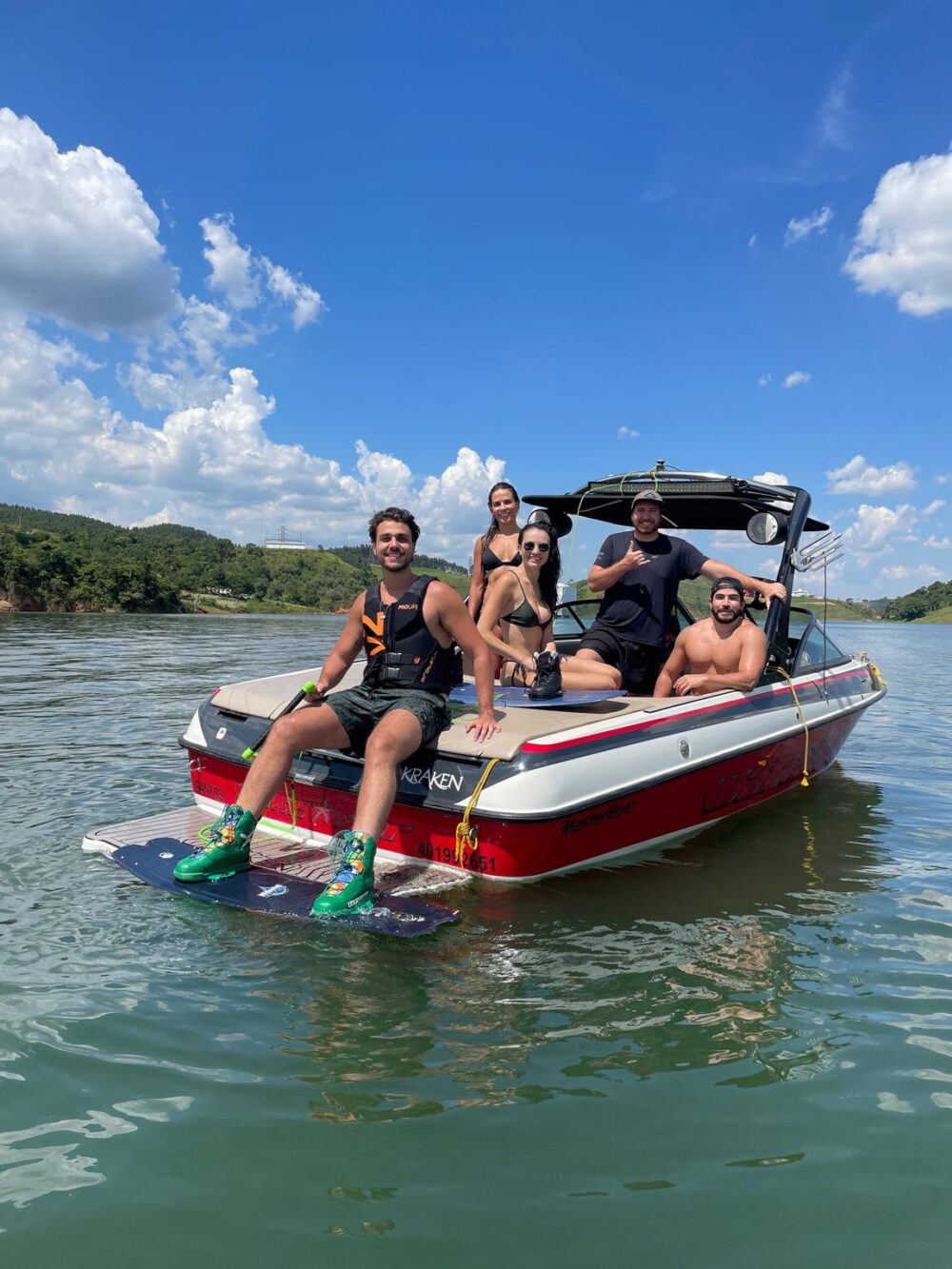 21,5 Wakeboard Boat with wakeboard lessons included
