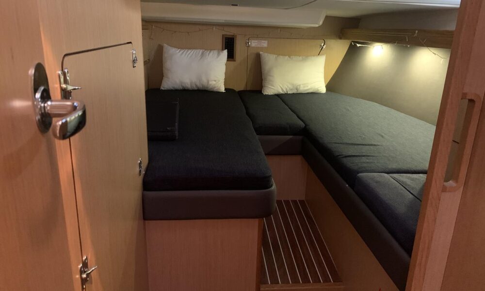 Charter the Grand Cru Bavaria 56 Yacht for Skippered Sailing Adventures in The Solent - Imagen 6