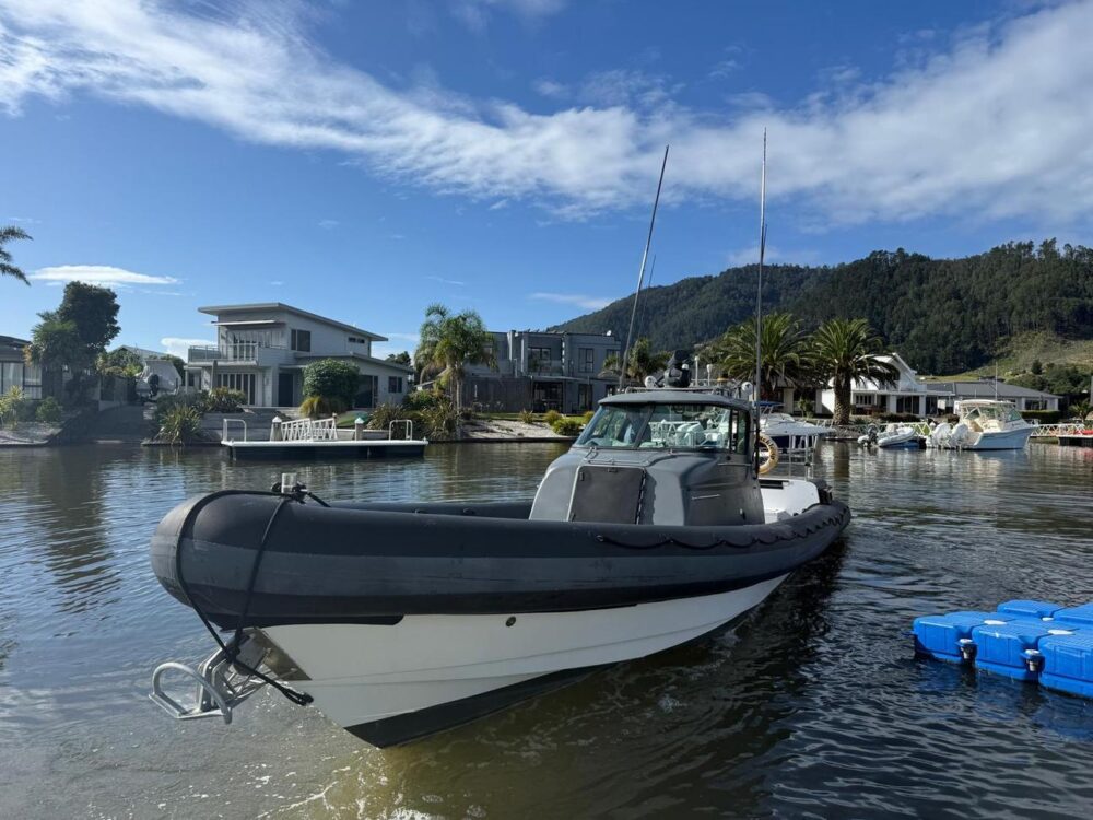Explore in Style on a 45ft Record-Holding Powerboat - Image 4