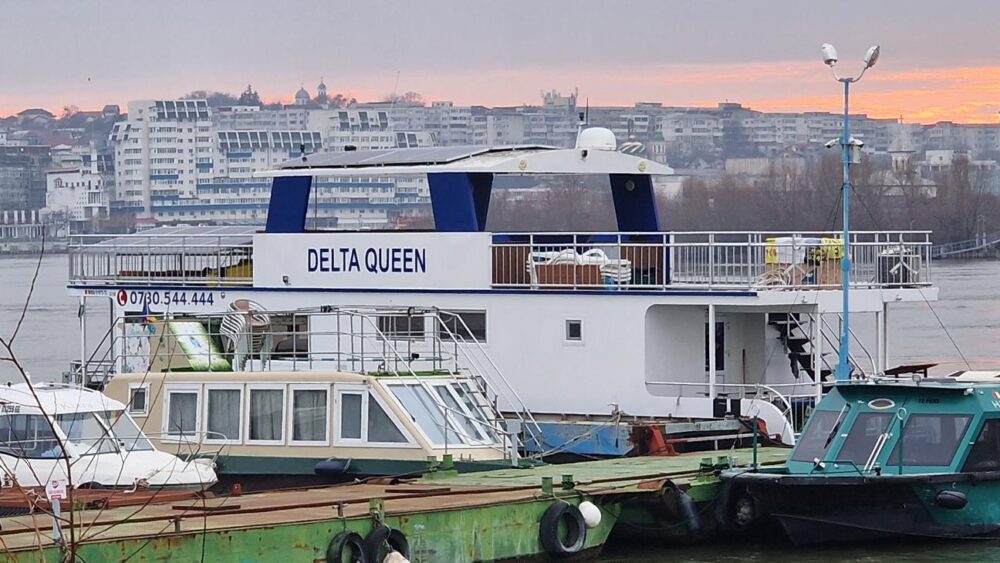 Delta Queen - House Boat - up to 12 people can sleep in separate room