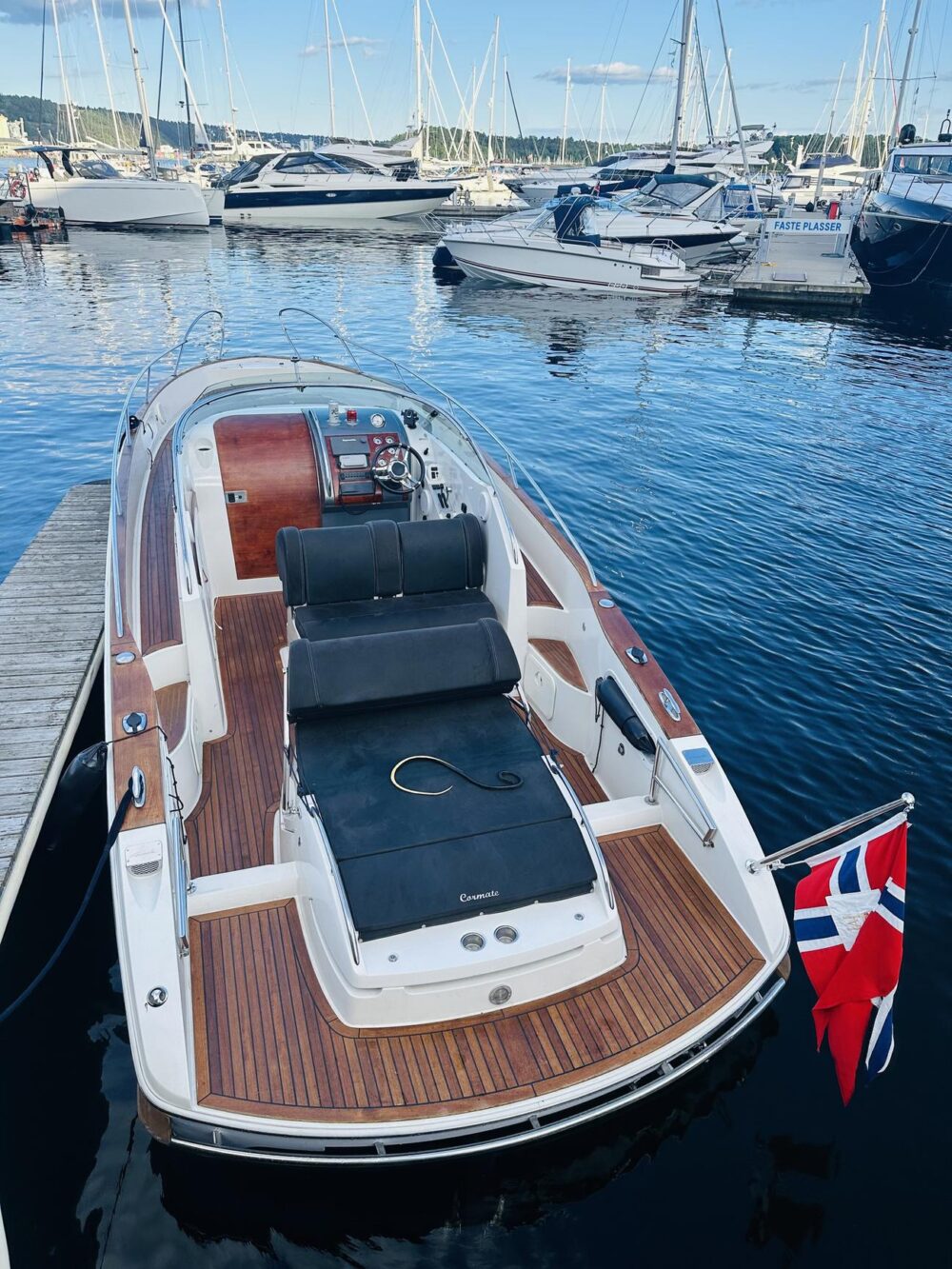 Cormate 27ft Motor Yacht for 7 people available in Oslo - Image 2