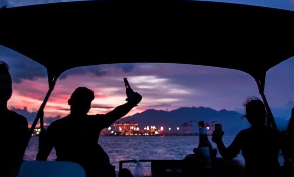 Vancouver BBQ Boat Rental - Luxury 8-Person Party Pontoon Experience in False Creek - Imagen 2