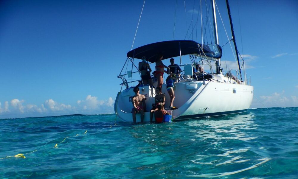 Private Luxury Sailing Charter in Grand Cayman - Stingray City & Reef Exploration - Imagen 5