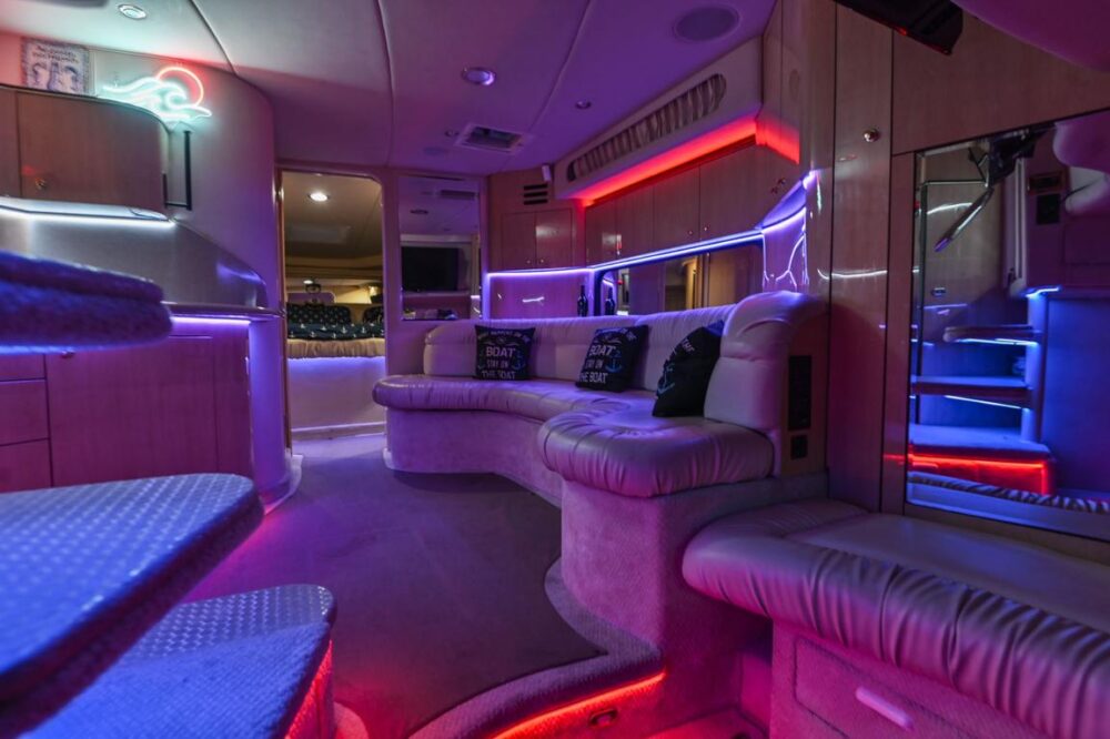 42ft Exclusive Luxury Yacht Downtown Vancouver - Image 14