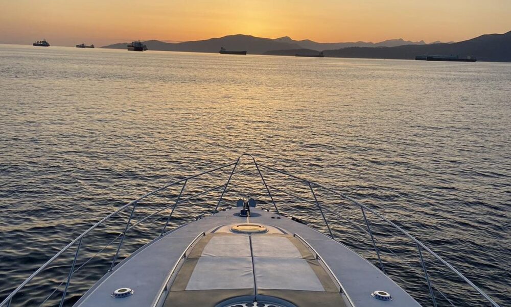 Fairline Squadron 62 Foot Luxury Motor Yacht Experience in Downtown Vancouver - Image 5