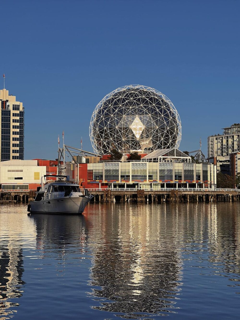 Vancouver BBQ Boat Rental - Luxury 8-Person Party Pontoon Experience in False Creek - Imagen 11