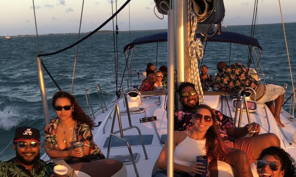 Private Luxury Sailing Charter in Grand Cayman - Stingray City & Reef Exploration - Imagen 2