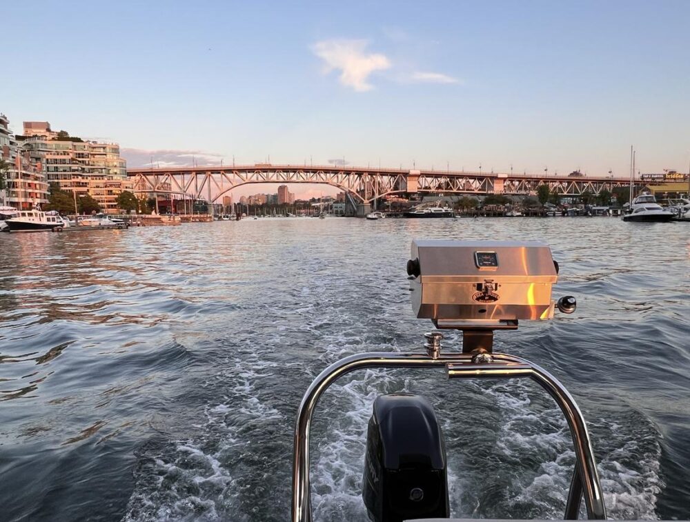 Vancouver BBQ Boat Rental - Luxury 8-Person Party Pontoon Experience in False Creek - Imagen 8