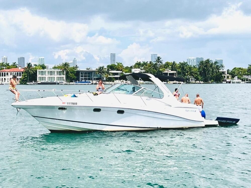 Rent this Beautiful 45' Four Winns 100$ OFF or FREE Jetski from Monday-Thursday!