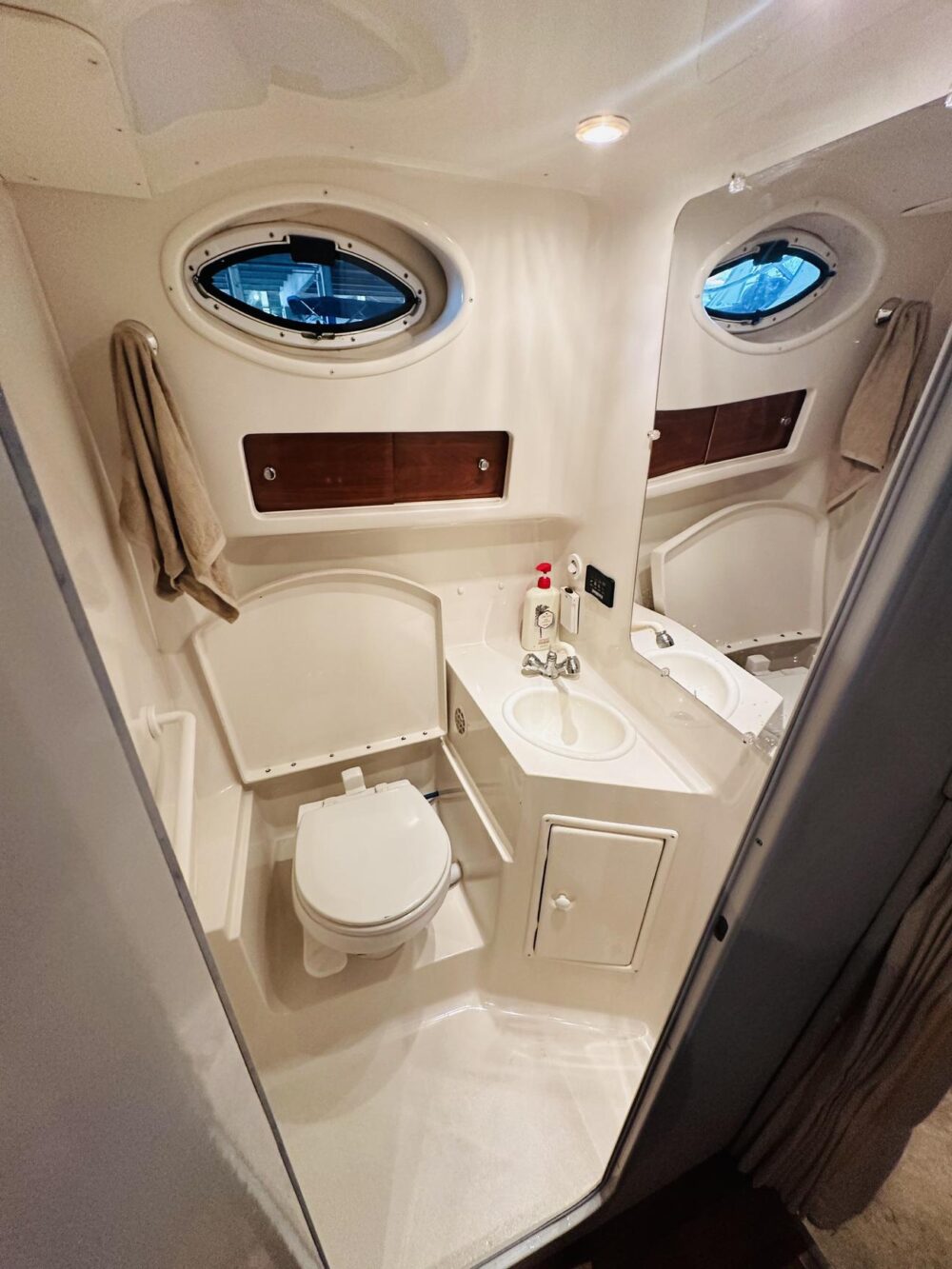 Luxury 32ft Monterey Yacht - Private Miami River Cruises for Groups of 10 - Imagen 35