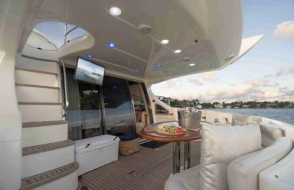 Miami Finest!! 70ft Luxury Yacht Azimut Flybridge Jet Skis - Imagen 9