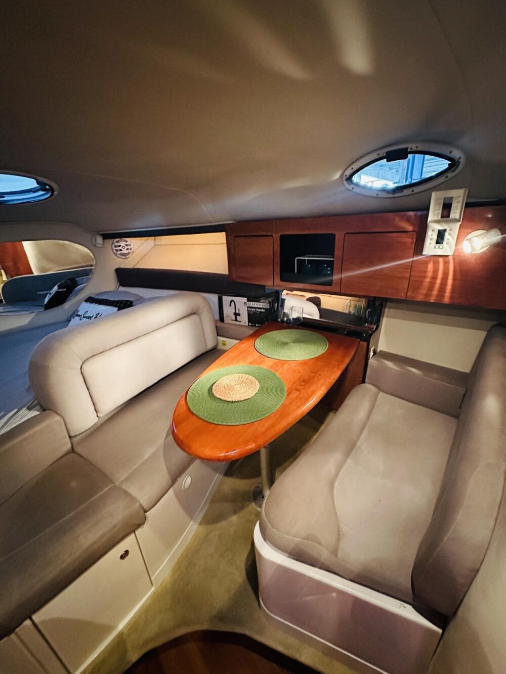 Luxury 32ft Monterey Yacht - Private Miami River Cruises for Groups of 10 - Imagen 34