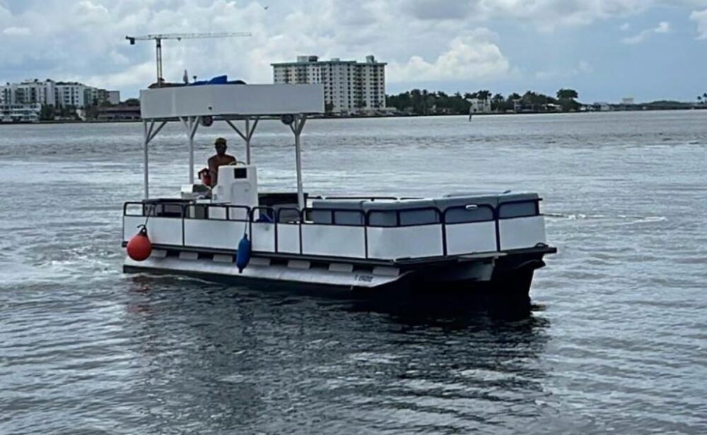Enjoy 32ft 'RUMBA' PONTOON with BBQ/DISCO LIGHTS & SMOKE MACHINE in Miami! - Image 9
