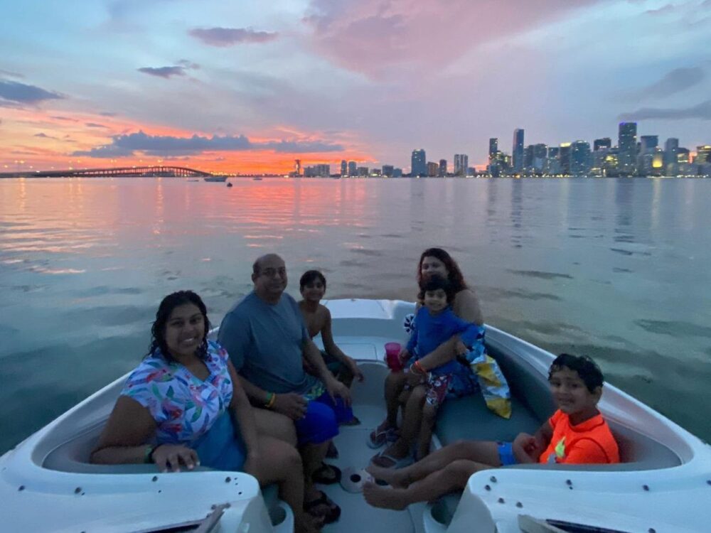Rent a 26' Sea Ray Sundeck in Miami - 5 Identical Boats with Captain & Weekday Discounts - Imagen 23
