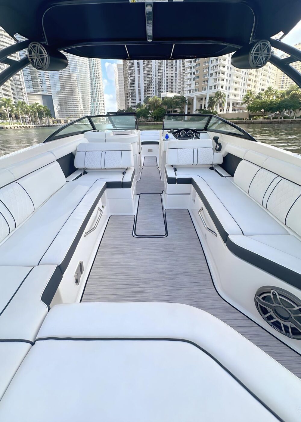 Miami Party Boat Rental: 29' SeaRay SDX with Captain & Sandbar Tours - Imagen 5