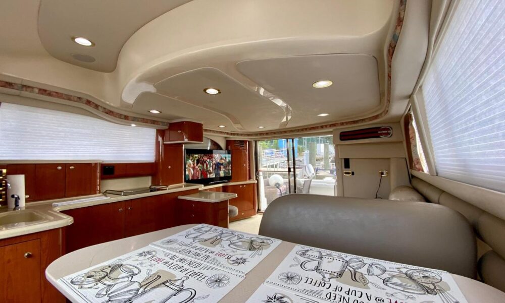 52' LUXURY YACHT RENTAL FOR PARTY IN MIAMI, GREAT LOCATION, NO HIDDEN FEES - Imagen 4