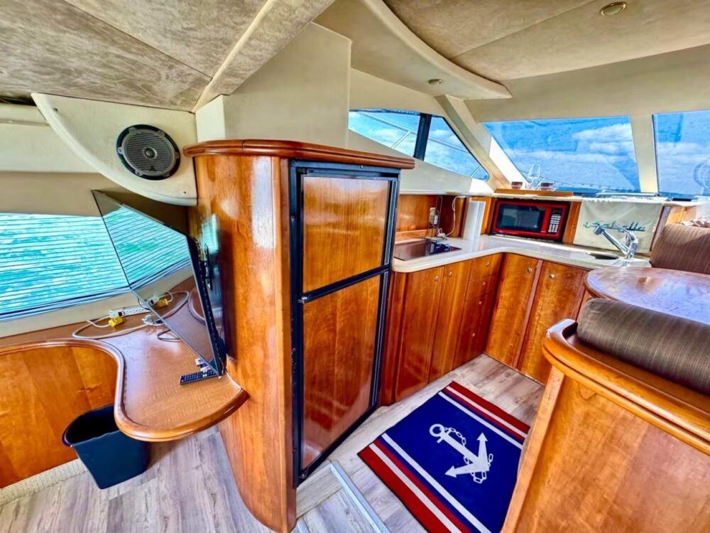 Luxury Silverton Flybridge 48ft Yacht Charter in Miami - All-Inclusive Rates - Imagen 34