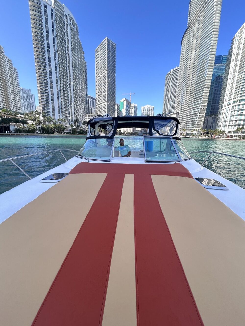 Rinker Fiesta 37ft - When booking 4 hours, you get one free! - Imagen 16